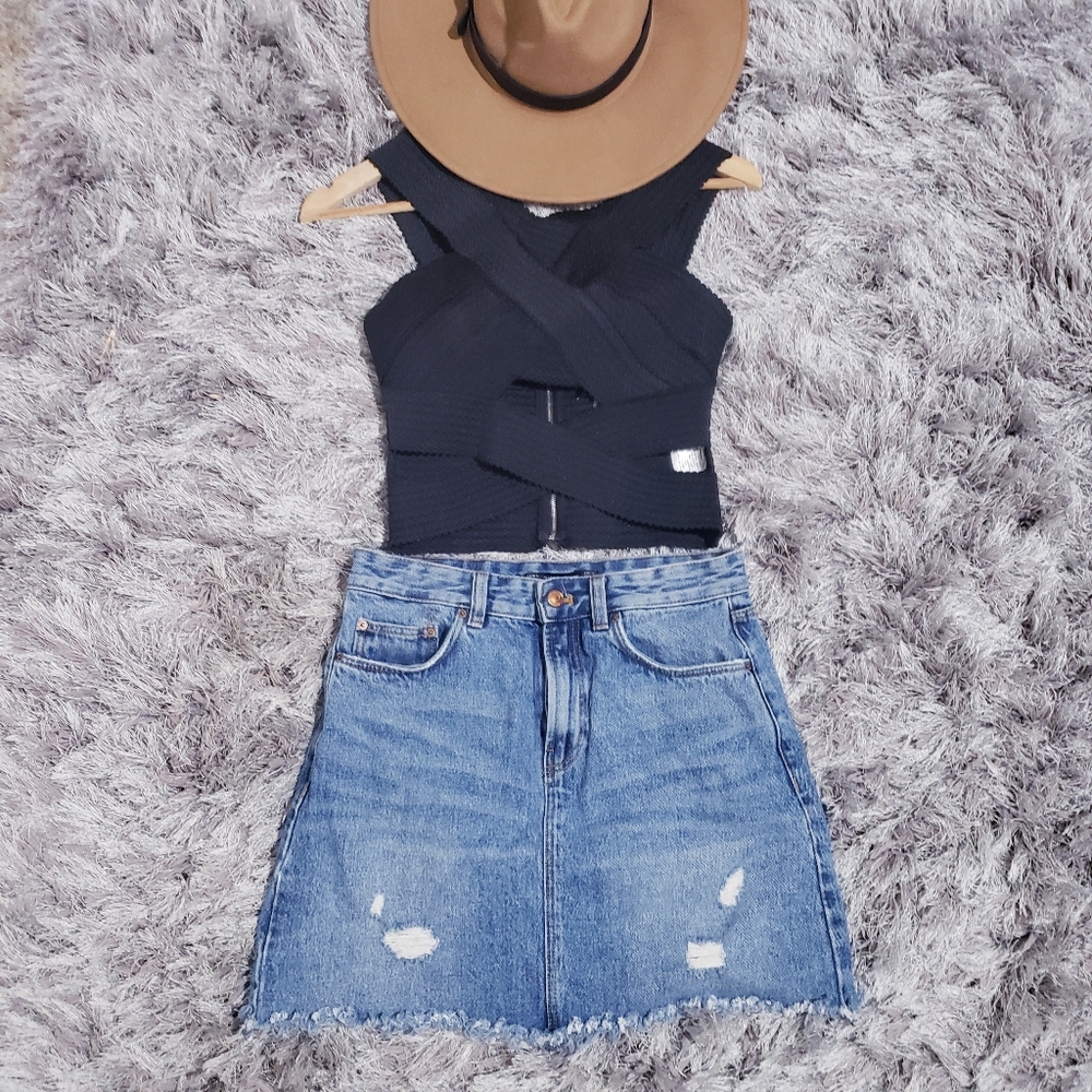 Fora Black Elastic Structured Crop Top with Zipper